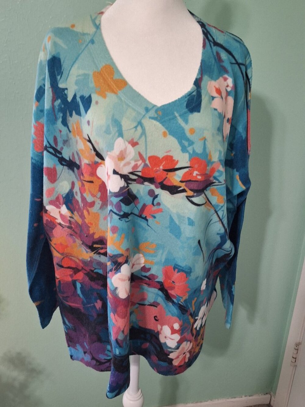 Nally & Millie Floral Tunic. Size L/XL